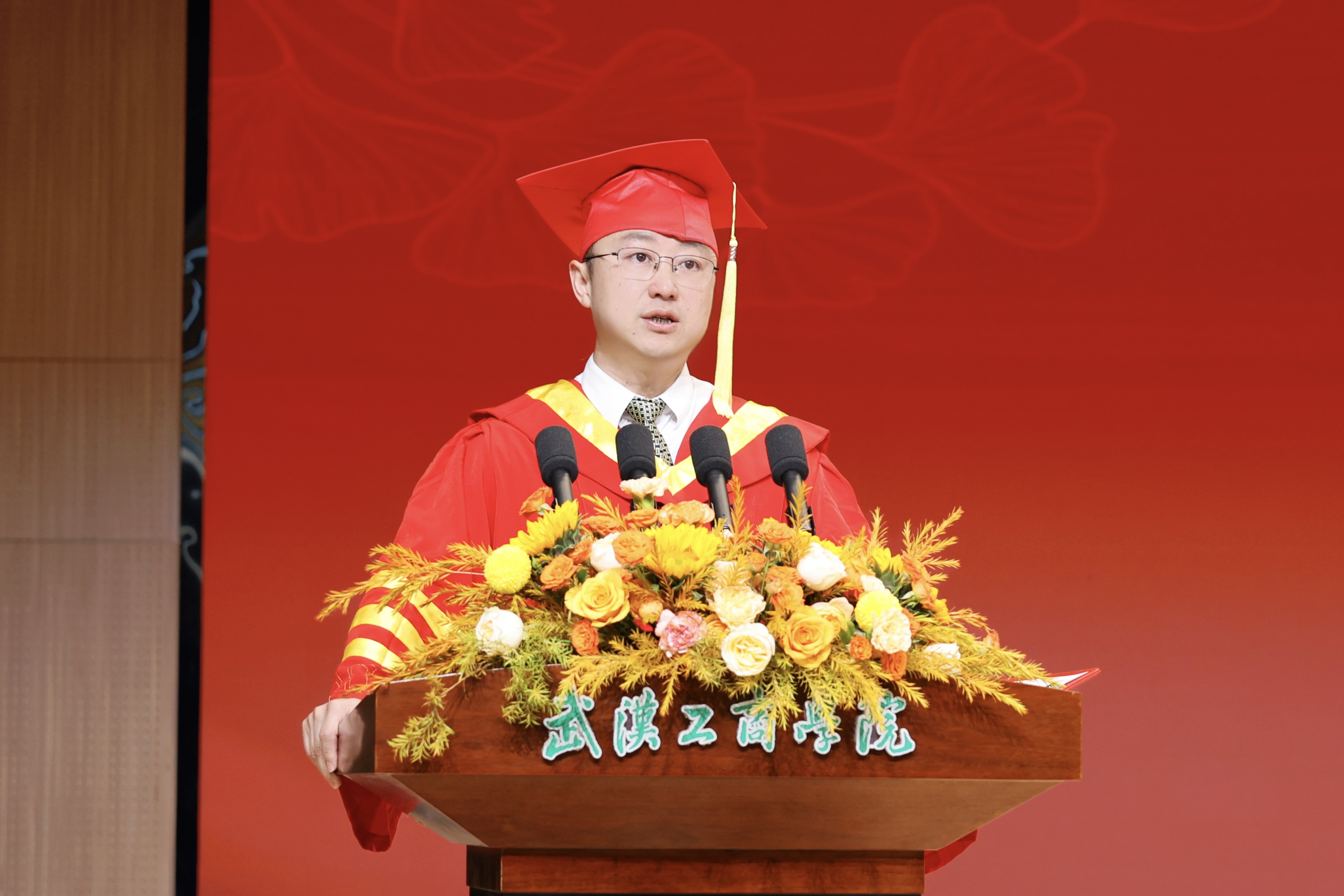 湖北日报客户端：Beat365中文官方网站校长勉励毕业生：别等风来，自己先跑起来