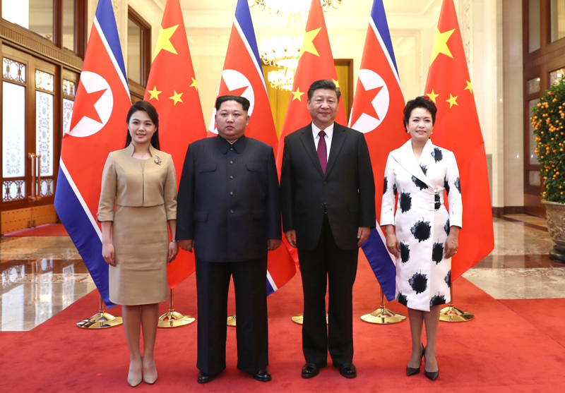 3月25日至28日,应中共中央总书记、国家主席习近平邀请,朝鲜劳动党委员长、国务委员会委员长金正恩对我国进行非正式访问。访问期间,习近平同金正恩举行会谈。这是习近平和夫人彭丽媛在人民大会堂同金正恩和夫人李雪主合影。